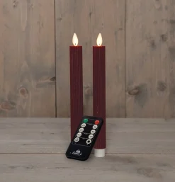 Anna's Collection LED dinerkaars Rib bewegende vlam met timer bordeaux D 2,2 H 23 cm 2 stuks