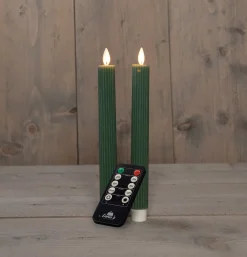 Anna's Collection LED dinerkaars Rib bewegende vlam met timer groen D 2,2 H 23 cm 2 stuks