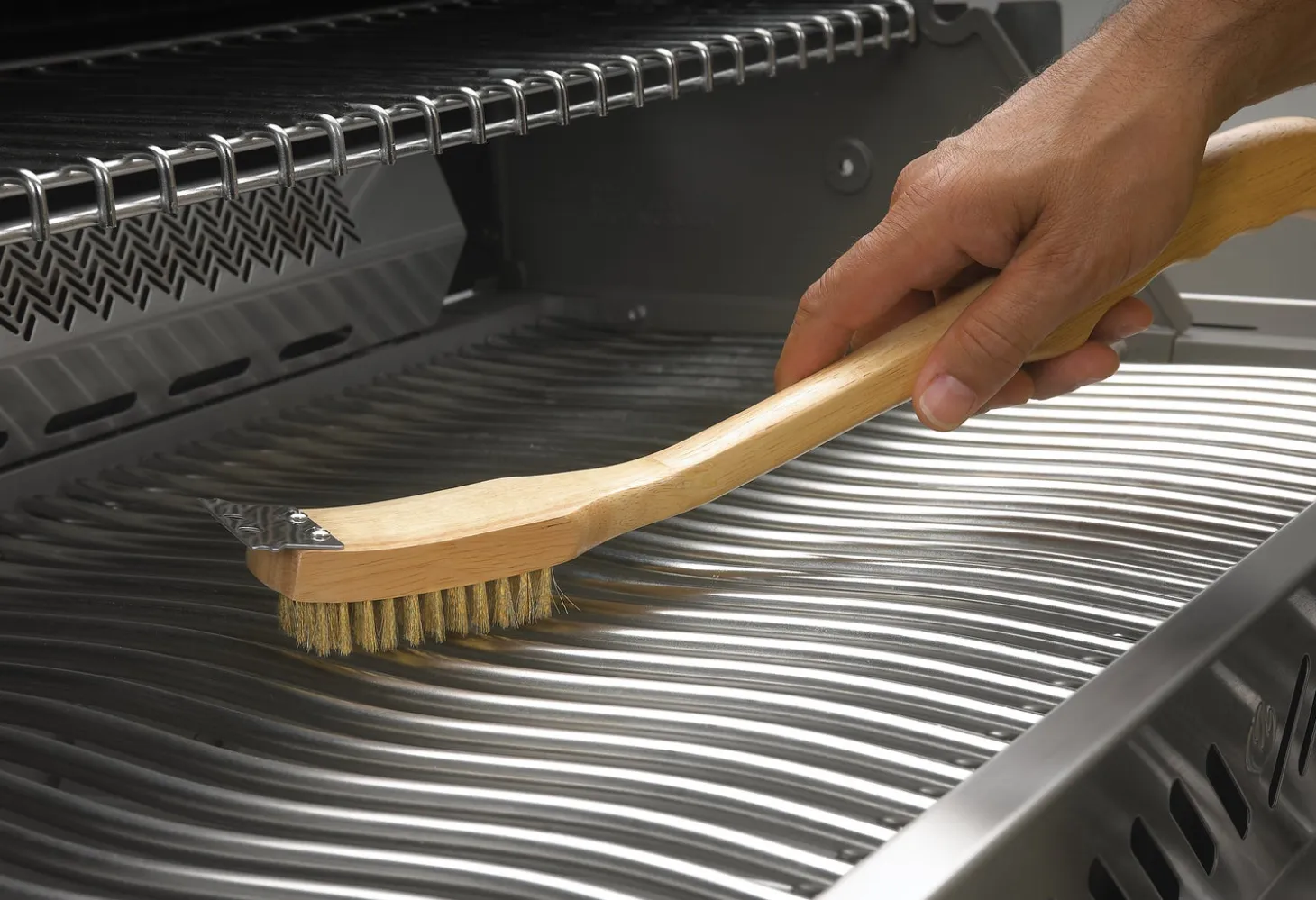 Napoleon grillborstel messing met houten handvat